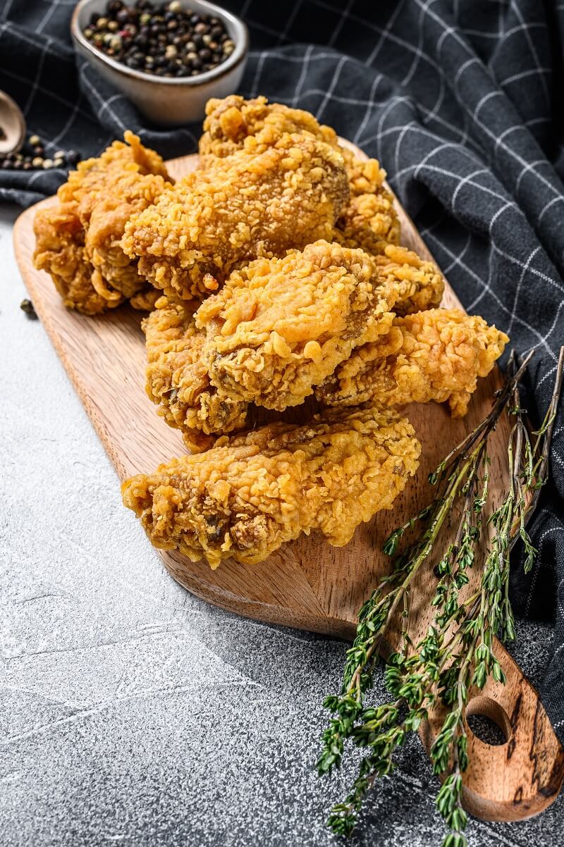 Crispy chicken fingers with garlic and corn flakes