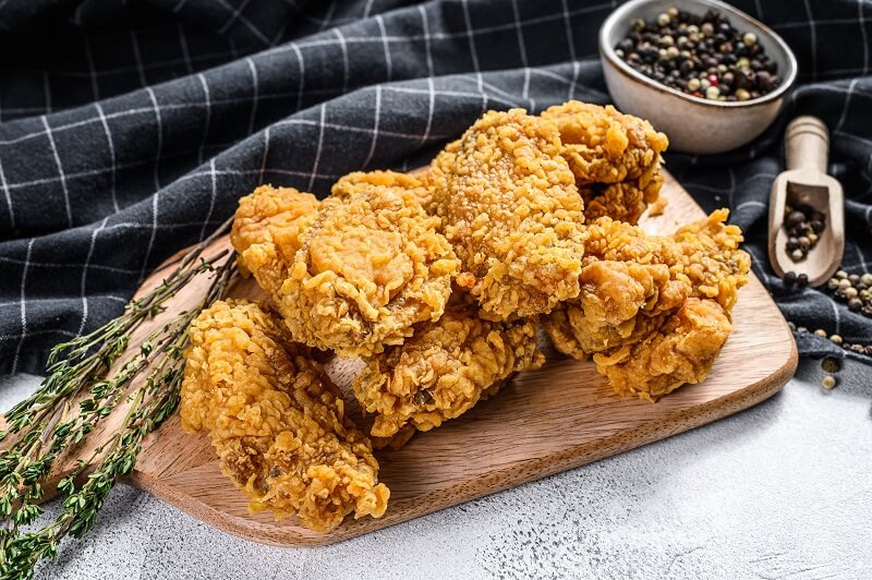 Crispy chicken fingers with garlic and corn flakes