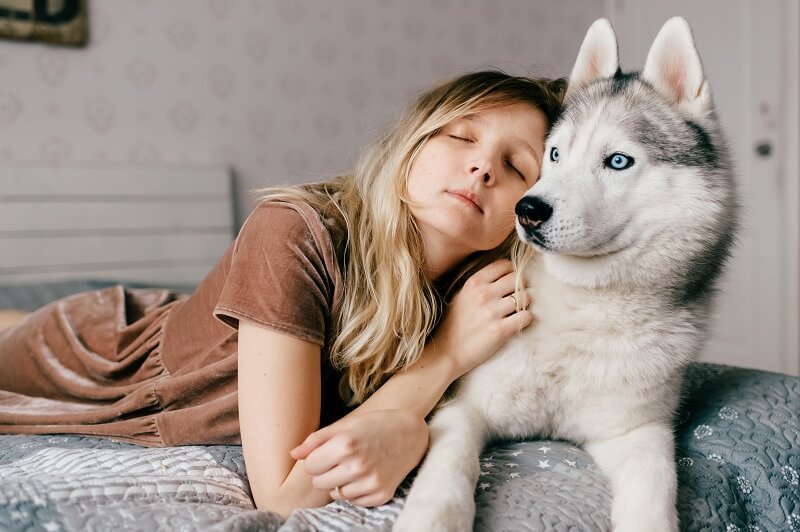 Women sleep better next to a dog than next to a man, according to researchers