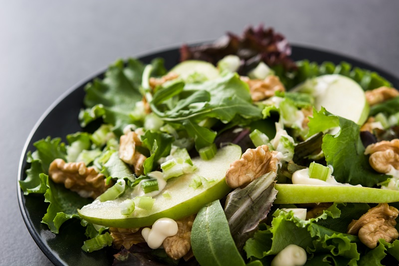 Crispy, light Waldorf salad with apples and lots of nuts: a lunch ready in 10 minutes