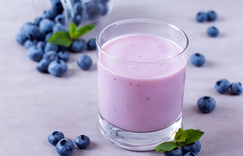 Protein-rich smoothie with Greek yoghurt and blueberries - for a beautiful color and magnificent taste