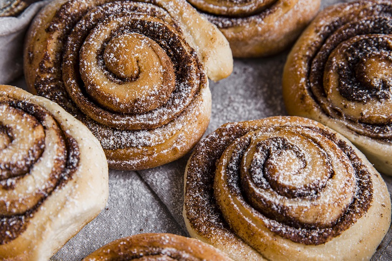 Quick cinnamon rolls from kneaded dough, without rising