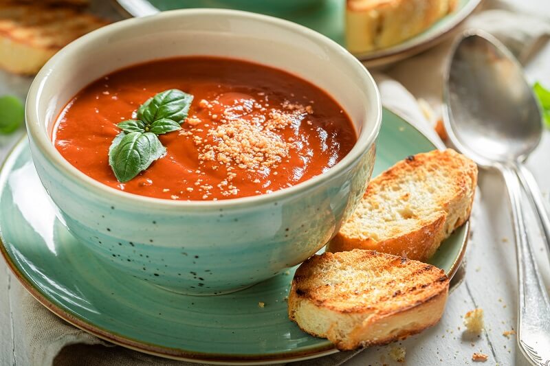 Fresh tomato soup with homemade noodles. A light and nutritious treat for hot summer days!