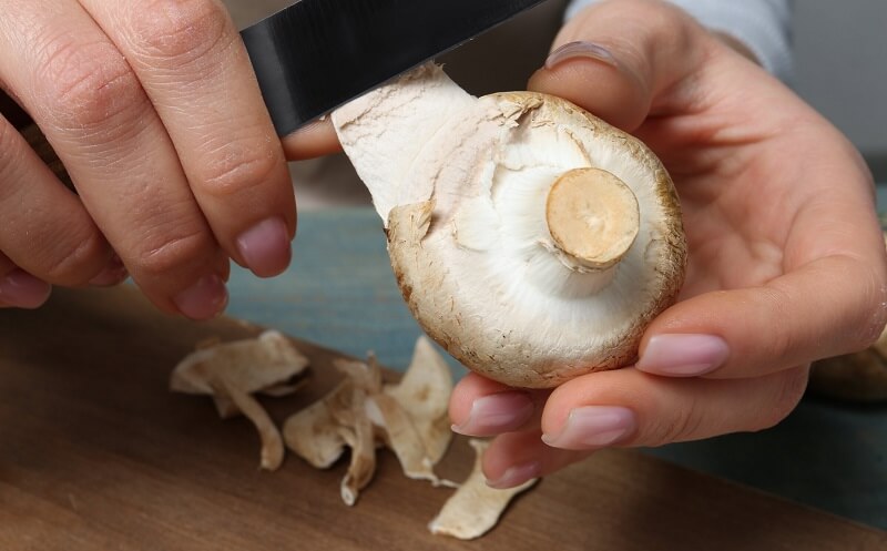 Do mushrooms need to be peeled before cooking or is it enough to wash them? 4 things about preparing mushrooms many people are unsure about