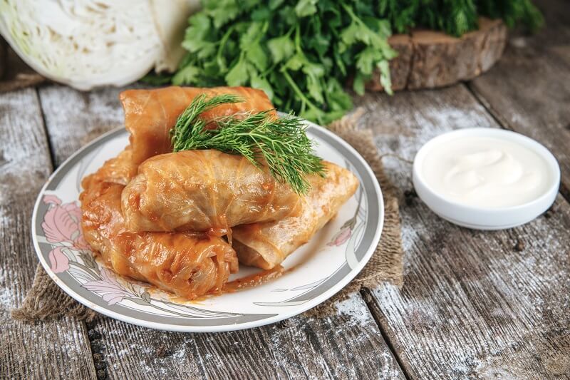 What ingredient to use to grease the pot before you add the cabbage rolls to cook. The secret of top chefs to make cabbage rolls tender and fluffy