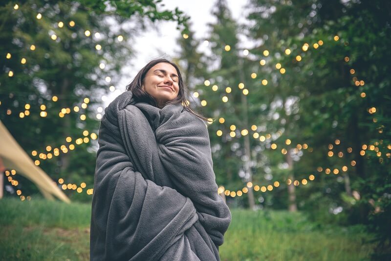 Keeps you warm at night and improves sleep quality: how a weighted blanket can help you rest better