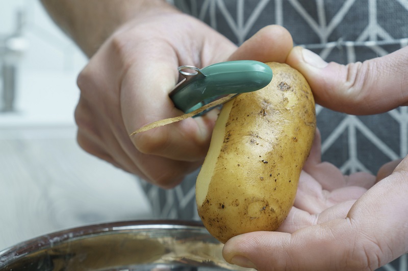 How to peel potatoes super fast with the aid of two utensils
