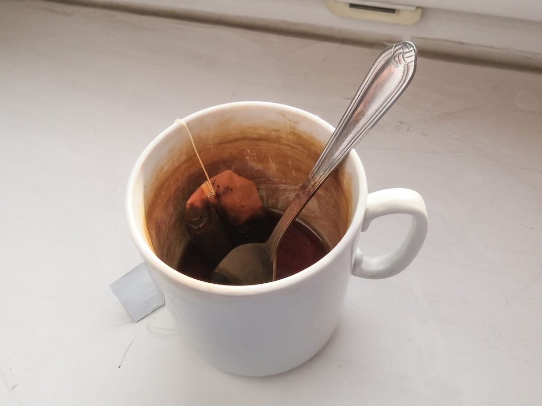 Has your favorite mug been stained by tea or coffee? Use this solution to make it spotless again