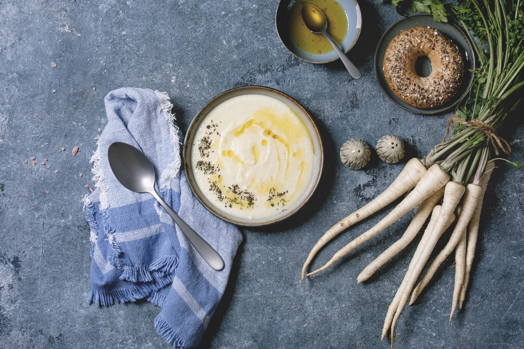 Silky, vegan celeriac cream soup for cooler days, ready in 10 minutes